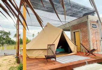 Rembulan Escape - beachfront bell tent (no 1) has Balcony rooms