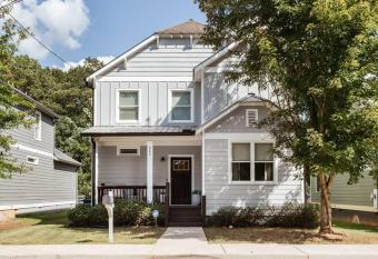 Meet Me in Athens I Beautiful 4-Bdrm House I 1 Mile to DT and Mins to UGA allows 18 year olds to book a room