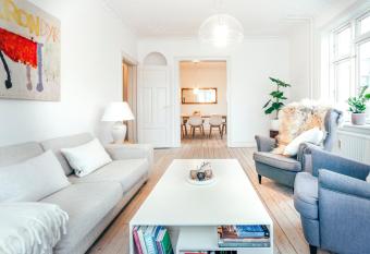 Elegant, evocative and cosy home in   sterbro with a panoramic view. Eco-friendly. 1km harbour/ beach, 3km- city center, 13km-airport. has Balcony rooms