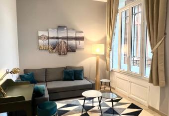 Hyper centre 3   toiles Rue des Bains allows 18 year olds to book a room