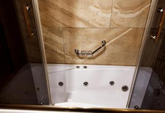 Ramada Plaza by Wyndham Silivri has rooms with a private hot tub