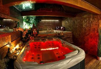 Afrodita Wellness Apartman Prague has rooms with a private hot tub