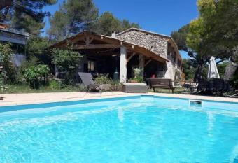 Chez Ben et Rem has Balcony rooms