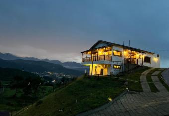 La Casita de Charo 1 has rooms with a private hot tub