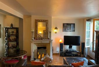 Appartement sur le parvis de la cath  drale allows 18 year olds to book a room