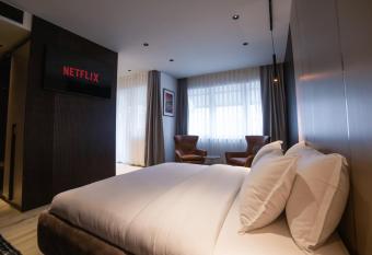 Emery Hotel has rooms with a private hot tub