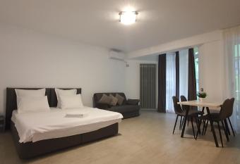 Alezzi Luxury Studio Acces Piscina Fitness has rooms with a private hot tub