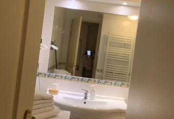 palais josephine allows 18 year olds to book a room