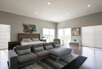 Architectural Gem La Jolla Oceanview surf and golf has rooms with a private hot tub