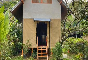 Caba  a equipada allows 18 year olds to book a room