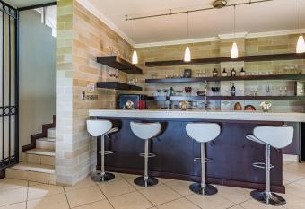 373 on Larsens has Balcony rooms