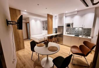 Suites BERRUETA (Plaza Mayor) has Balcony rooms