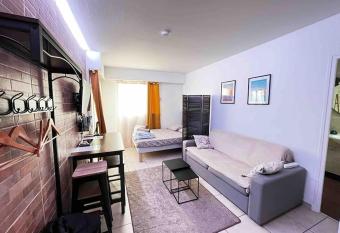 Parking + piscine, tout confort, proche a  roport & mer has Balcony rooms