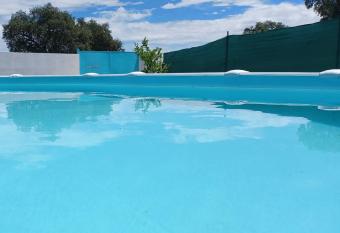 Villa Saudade, casa entre encinas has rooms with a private hot tub