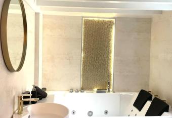 Logement de charme avec baln  o has rooms with a private hot tub