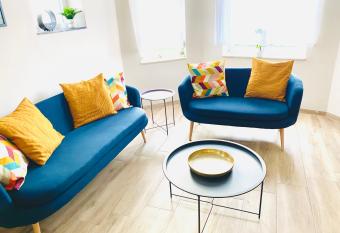 La Villa des Coteaux - Proche Centre-ville allows 18 year olds to book a room