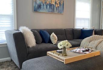 A Peace of Cleveland 2bdrm Plus Semi Private Study with Futon 1st Floor Apartment Pets Welcomed, Family Friendly allows 18 year olds to book a room