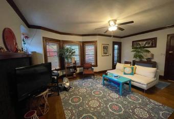 Comfortable Westside 2 Bedroom Duplex 2nd Floor has Balcony rooms