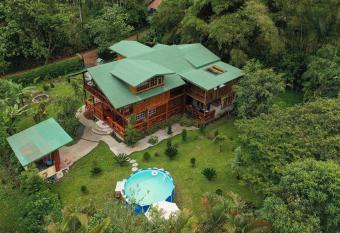 The Wooden House Mindo has rooms with a private hot tub