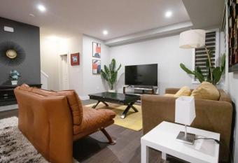 New! Luxury! 3 Bdrm / 3Bed/2.5 Bath North London has Balcony rooms