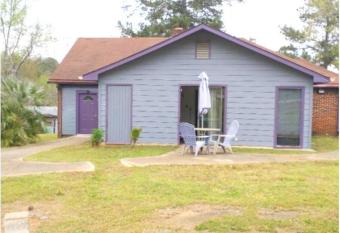 Sandy's Lakefront Cottage. has Balcony rooms