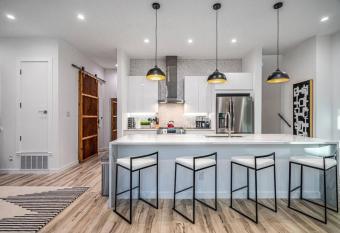 Skyline View Luxury 3 story Townhouse has Balcony rooms