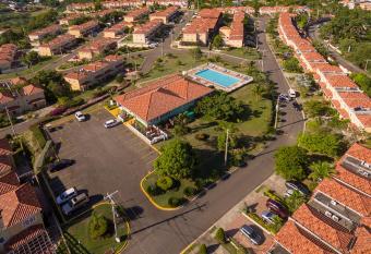 Garden Studio Flat Mango Walk has rooms with a private hot tub