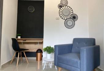 Acogedor Apartamento en Zona Residencial allows 18 year olds to book a room