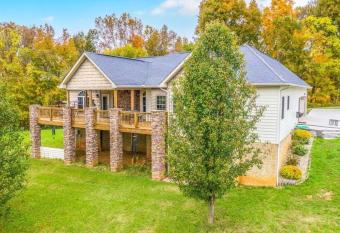 Peaceful/Fun Mountain View Cabin in East Tennessee has Balcony rooms