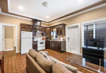 Dream home with kitchen, own entrance allows 18 year olds to book a room