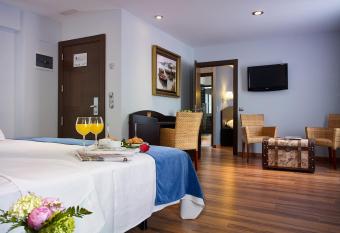 Hotel La Serrana, antiguo 40 Nudos allows 18 year olds to book a room