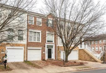Beautiful Townhome has Balcony rooms