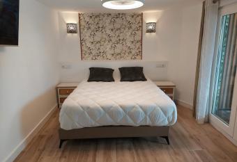 Hostal GARDEN ROUS has rooms with a private hot tub