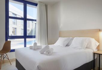 Iraipe Logro  o Hotel allows 18 year olds to book a room