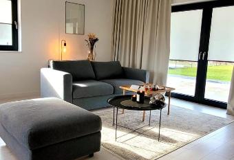 BAST 17 DOM du  y parking , Mandoria , PTAK , 2 Sypialnie , taras , Autostrada A1, Kalinowskiego 17E WIFI has Balcony rooms