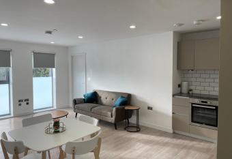 Double Room In SHARED Modern Apartment with ensuite allows 18 year olds to book a room