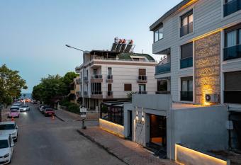 ELUX  O SU  TE HOTEL allows 18 year olds to book a room