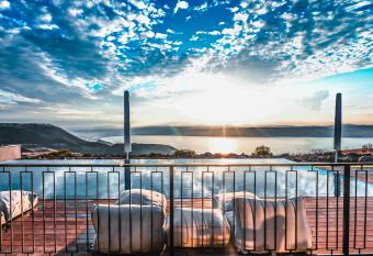 Villa Hudula allows 18 year olds to book a room