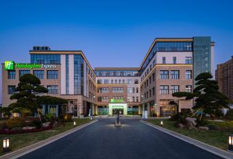 Holiday Inn Express Suzhou Luzhi, an IHG Hotel allows 18 year olds to book a room