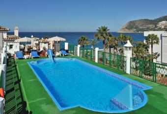 Sol Los Fenicios allows 18 year olds to book a room