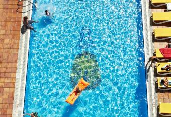 BLUESEA Copacabana allows 18 year olds to book a room