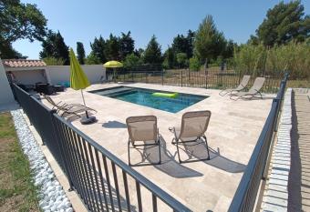 Studio ind  pendant, 10min Avignon allows 18 year olds to book a room