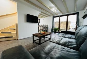 Barn Cottage has Balcony rooms