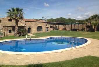 Hotel Mas Palou has rooms with a private hot tub