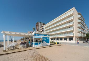 4R Miramar Calafell has Balcony rooms