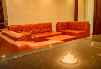 BIKE VILLA APARTMENT has rooms with a private hot tub