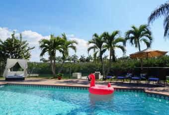 Stunning Waterfront Pool Home Walk to Beach & Restaurants Large Private Pool has Balcony rooms