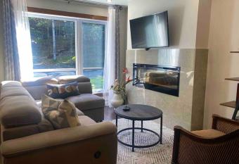 Le Sous Bois 1318 has rooms with a private hot tub