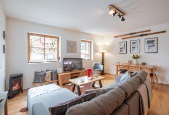 Chalet Alpina has Balcony rooms