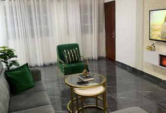 Superbe appartement cosy-chic allows 18 year olds to book a room